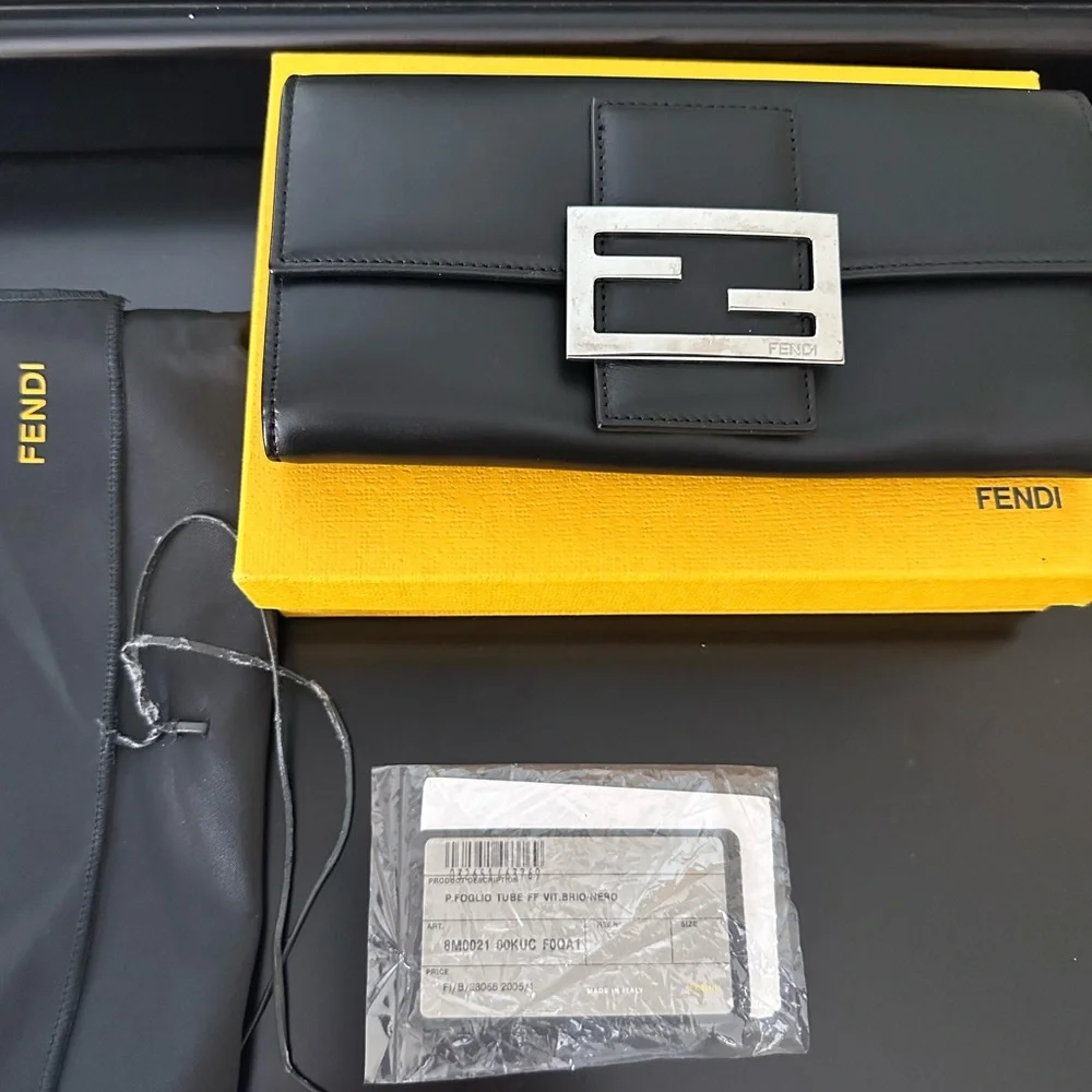 FENDI BAGUETTE WALLET PRISTINE CONDITION